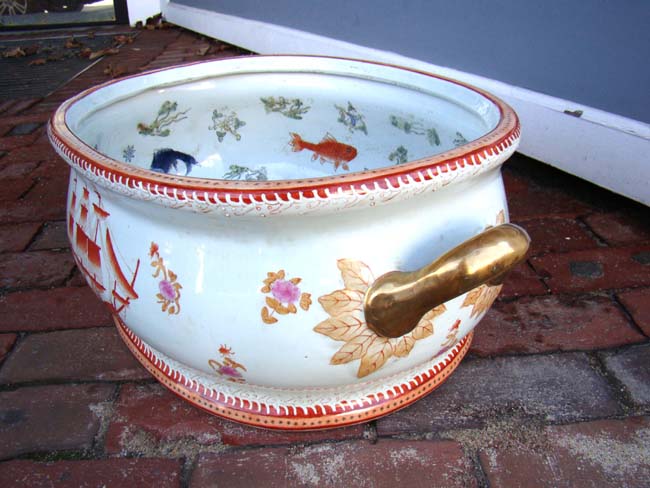 A large Chinese Export "Armorial Style" Foot Bath or Jardiniere — image 3